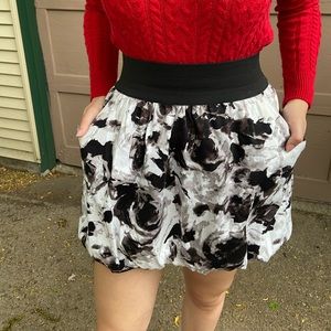 Black/white juniors skirt w/ pockets+waistband